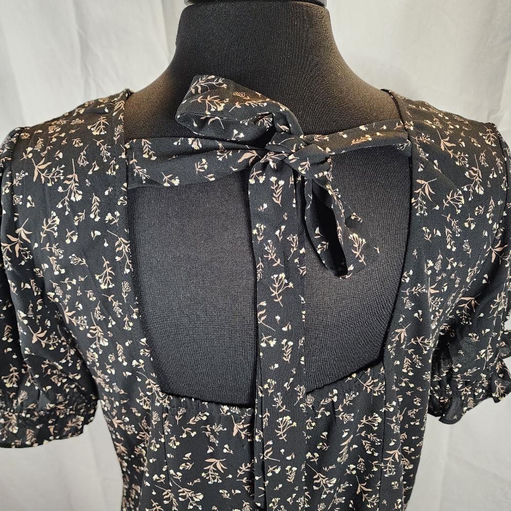Everleigh Floral Black Top with Tie-Back Detail SZ M
